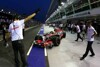 Bild zum Inhalt: Gelungene Nachtpremiere: Hamilton vor den Ferraris