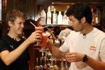 Sebastian Vettel (Toro Rosso) prostet Mark Webber (Red Bull) zu