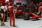 Felipe Massa (Ferrari) geht auf die Strecke, Fernando Alonso (Renault) muss warten und zuschauen