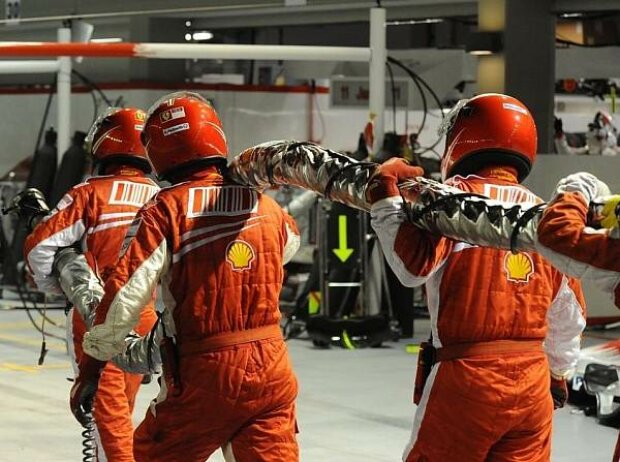 Titel-Bild zur News: Das Ferrari-Team mit dem Tankschlauch