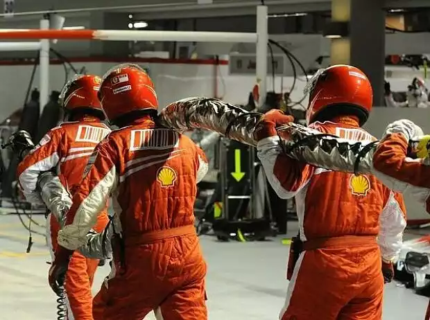Das Ferrari-Team mit dem Tankschlauch Titel-Bild zur News: Das Ferrari-Team mit dem Tankschlauch