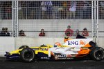 Nelson Piquet Jr. (Renault) parkt sein Auto unsanft an der Mauer