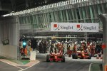 Kimi Räikkönen verlässt die Boxengasse, Felipe Massa steht mit steckendem Tankschlauch