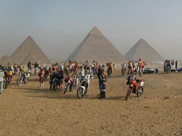 Titel-Bild zur News: Pharaonen-Rallye Start