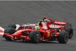 Felipe Massa (Ferrari) wird von Lewis Hamilton (McLaren-Mercedes) angegriffen