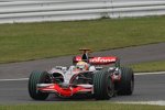 Lewis Hamilton (McLaren-Mercedes) steht nach der Kollision mit Felipe Massa (Ferrari)