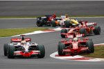 Lewis Hamilton (McLaren-Mercedes) und Felipe Massa (Ferrari) kurz vor der Kollision