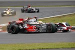 Felipe Massa (Ferrari) und Lewis Hamilton (McLaren-Mercedes) kollidieren