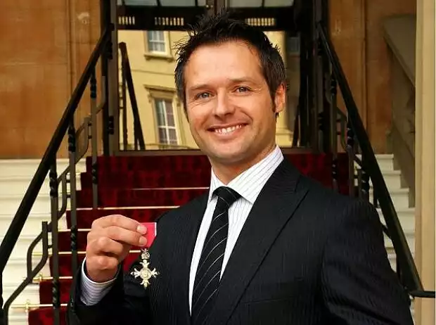 Andy Priaulx mit dem 'MBE' Titel-Bild zur News: Andy Priaulx mit dem 'MBE'