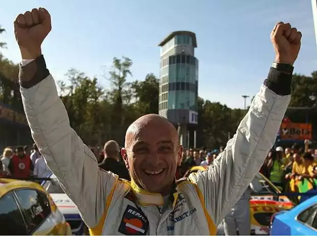 Gabriele Tarquini bejubelt seinen Sieg in Monza Titel-Bild zur News: Gabriele Tarquini bejubelt seinen Sieg in Monza