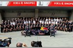 Mark Webber, David Coulthard und das Team von Red Bull Racing