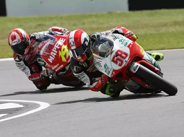 Titel-Bild zur News: Marco Simoncelli vor Alvaro Bautista