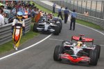 Lewis Hamilton (McLaren-Mercedes), von Fernando Alonso (Renault) beobachtet