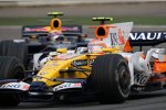 Nelson Piquet Jr. (Renault) vor Mark Webber (Red Bull) 