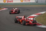Kimi Räikkönen vor Felipe Massa (Ferrari)  