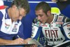 Bild zum Inhalt: Rossi feiert seinen Crewchief