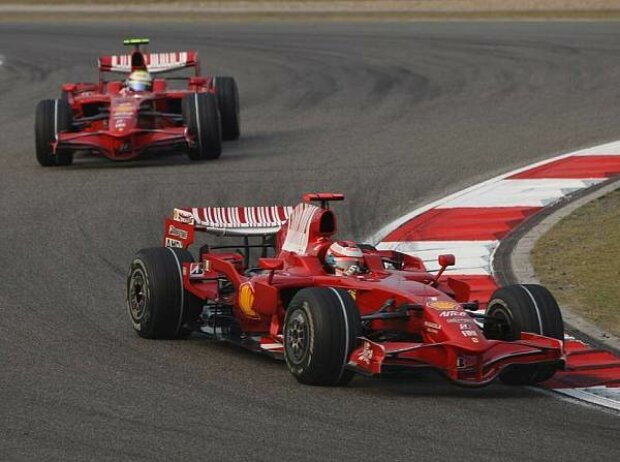 Titel-Bild zur News: Kimi Räikkönen vor Felipe Massa