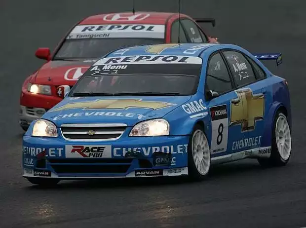 Alain Menu vor Yukinori Taniguchi Titel-Bild zur News: Alain Menu vor Yukinori Taniguchi