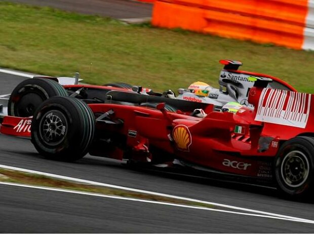 Titel-Bild zur News: Lewis Hamilton vor Felipe Massa