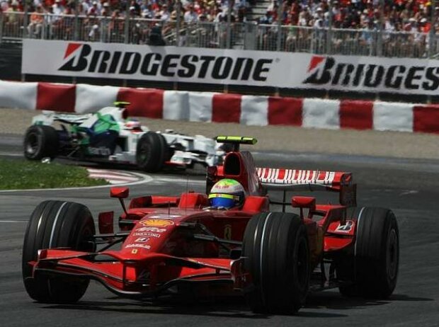 Titel-Bild zur News: Felipe Massa vor Rubens Barrichello