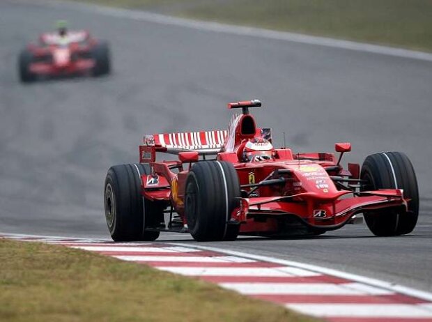 Titel-Bild zur News: Kimi Räikkönen vor Felipe Massa