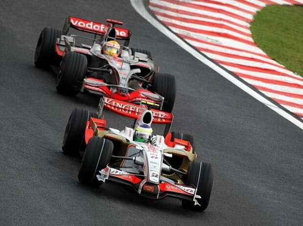 Titel-Bild zur News: Giancarlo Fisichella vor Lewis Hamilton