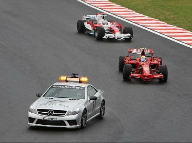 Felipe Massa vor Jarno Trulli Felipe Massa vor Jarno Trulli