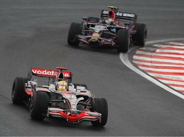 Lewis Hamilton vor Sebastian Vettel Lewis Hamilton vor Sebastian Vettel