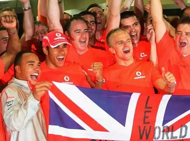 WM-Jubel um Lewis Hamilton Titel-Bild zur News: WM-Jubel um Lewis Hamilton
