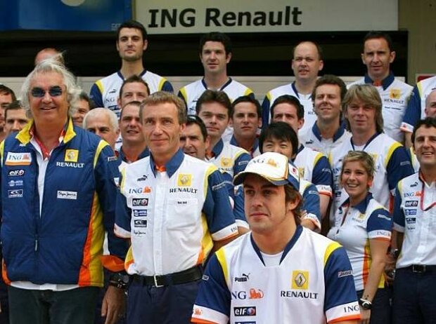 Titel-Bild zur News: Fernando Alonso Team Gruppenbild