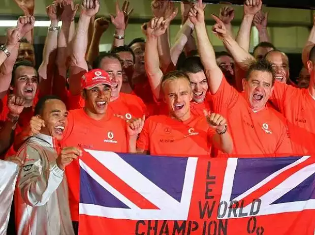 Lewis Hamilton Team Titel-Bild zur News: Lewis Hamilton Team
