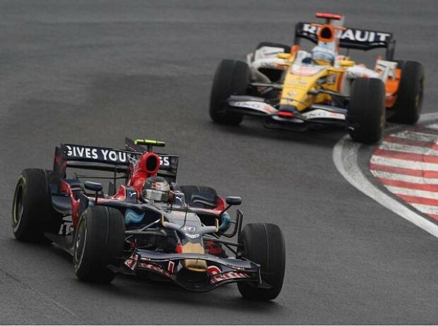 Titel-Bild zur News: Sebastian Vettel vor Fernando Alonso