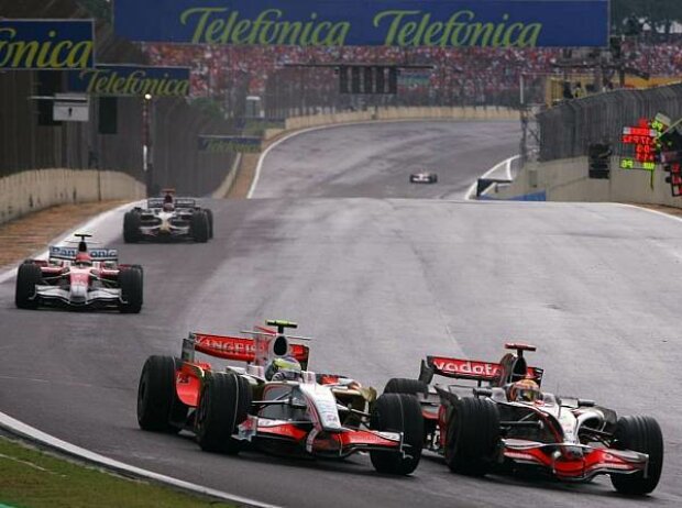 Titel-Bild zur News: Giancarlo Fisichella und Lewis Hamilton