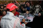 Lewis Hamilton schreibt Autogramme