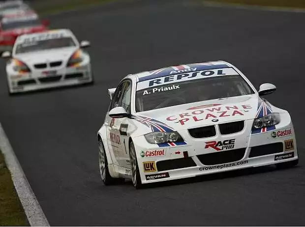 Andy Priaulx vor Jörg Müller Titel-Bild zur News: Andy Priaulx vor Jörg Müller