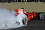 Felipe Massa (Ferrari) feiert mit den Fans