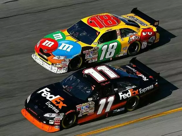 Denny Hamlin Kyle Busch Titel-Bild zur News: Denny Hamlin Kyle Busch