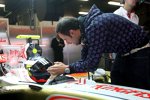 Pedro de la Rosa (Force India) erhält letzte Tipps von Vitantonio Liuzzi