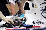 Mit Handschuhen gegen Hochspannung: Mechaniker berühren das Auto von Nick Heidfeld (BMW Sauber F1 Team) nicht mehr mit nackten Händen