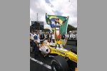  Nelson Piquet Jr. mit der brasilianischen Flagge