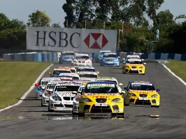 Gabriele Tarquini vor dem WTCC-Feld Titel-Bild zur News: Gabriele Tarquini vor dem WTCC-Feld