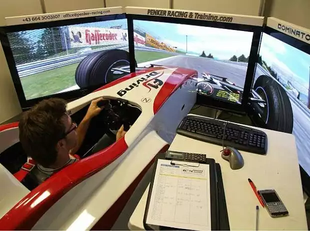 Philipp Eng im Simulator Titel-Bild zur News: Philipp Eng im Simulator