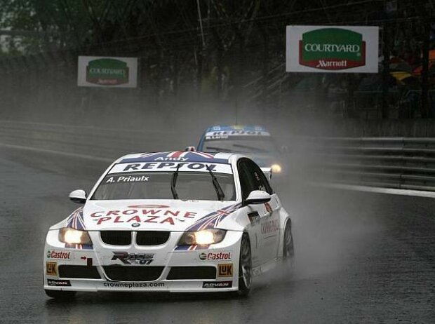 Andy Priaulx vor Nicola Larini Andy Priaulx vor Nicola Larini