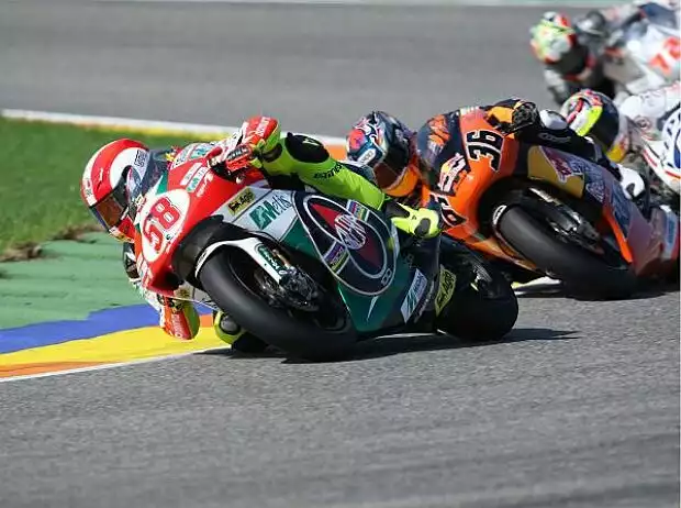 Marco Simoncelli vor Mika Kallio Titel-Bild zur News: Marco Simoncelli vor Mika Kallio