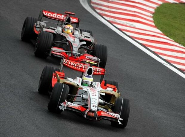 Giancarlo Fisichella vor Lewis Hamilton Giancarlo Fisichella vor Lewis Hamilton