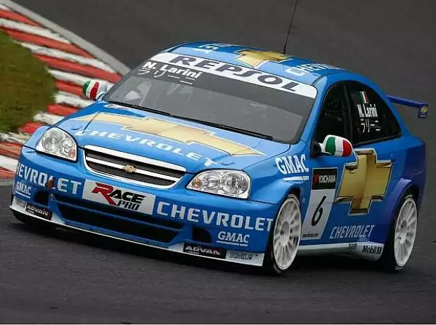 Nicola Larini im Chevrolet Lacetti Titel-Bild zur News: Nicola Larini im Chevrolet Lacetti