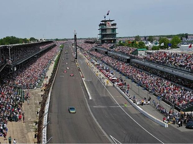 Titel-Bild zur News: Start zum Indy 500 2008
