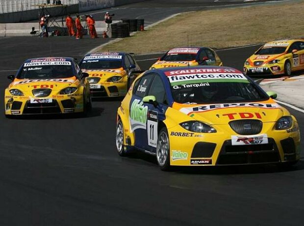 Gabriele Tarquini vor seinen SEAT-Kollegen Gabriele Tarquini vor seinen SEAT-Kollegen