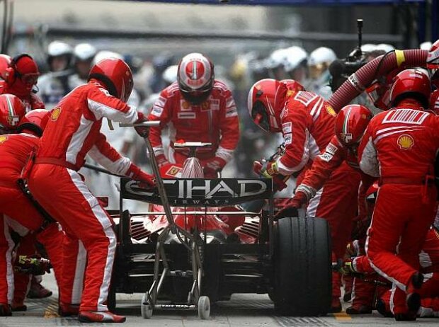 Titel-Bild zur News: Boxenstopp bei Ferrari