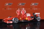 Felipe Massa und Kimi Räikkönen hinter dem neuen Ferrari F60